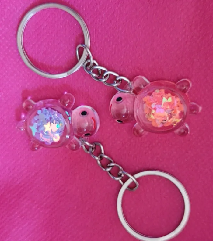 Lot de deux porte-clés tortues phosphorescent