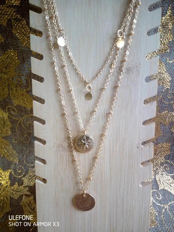 Collier avec ronds martelés en acier inoxydable