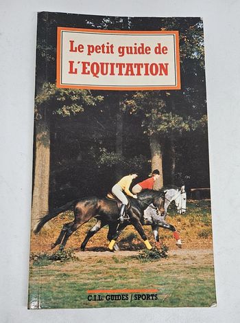 "Le petit guide de l'équitation". 
120 pages.
ISBN : 2.7318.0410.7.