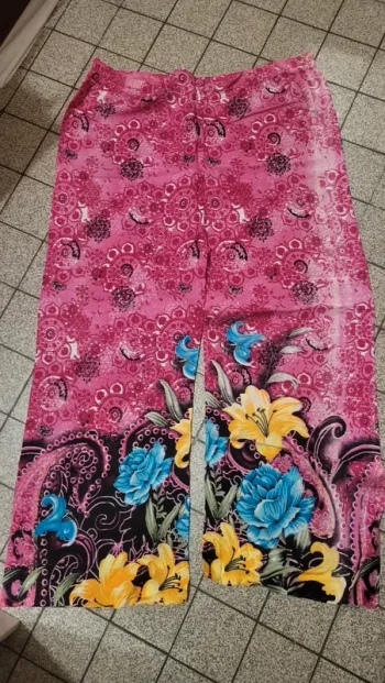 Pantalon très léger rose à motifs