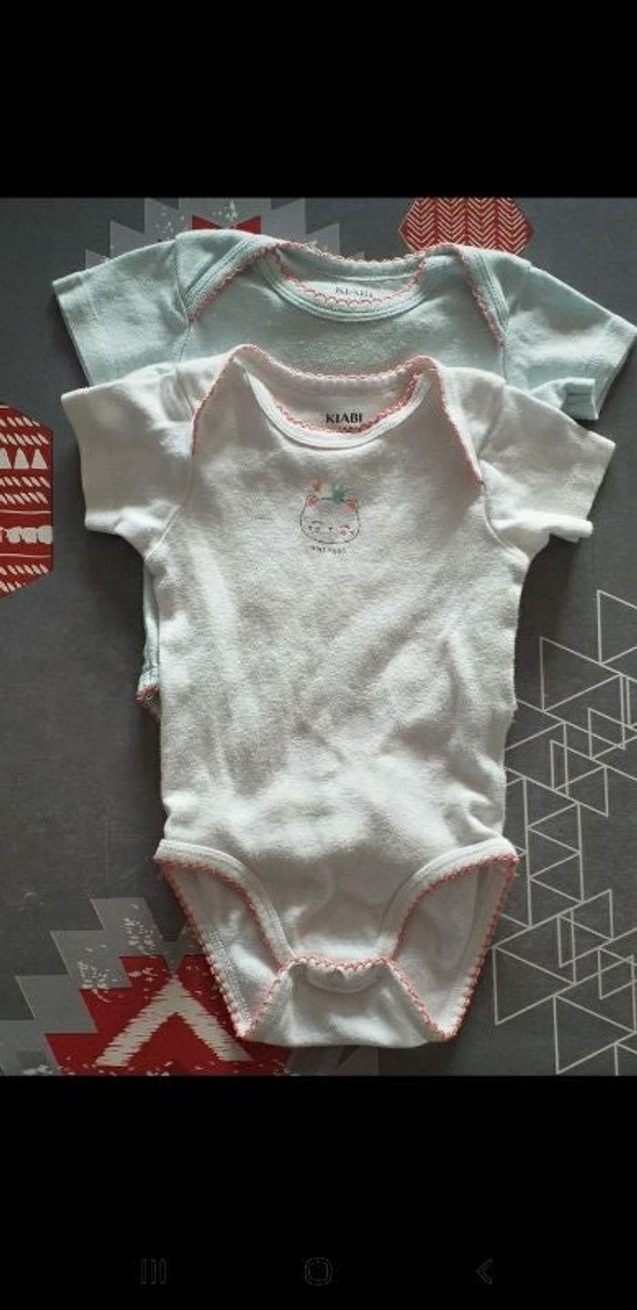 Lot 2 bodys manches courtes