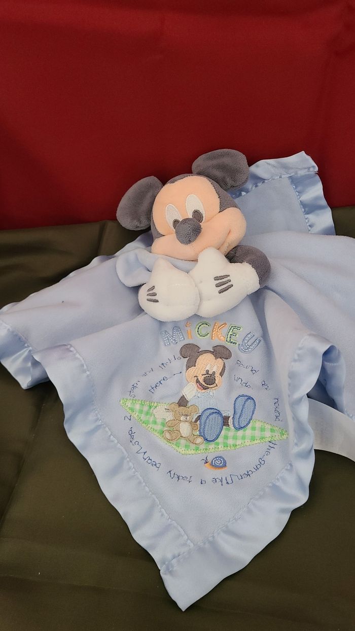 Doudou plat couverture Mickey bleu satin DISNEY - photo numéro 4