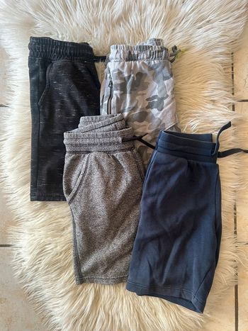 Garçon 👦🏻 Lot 3 shorts + 1 offert - H&M taille 6/7 ans