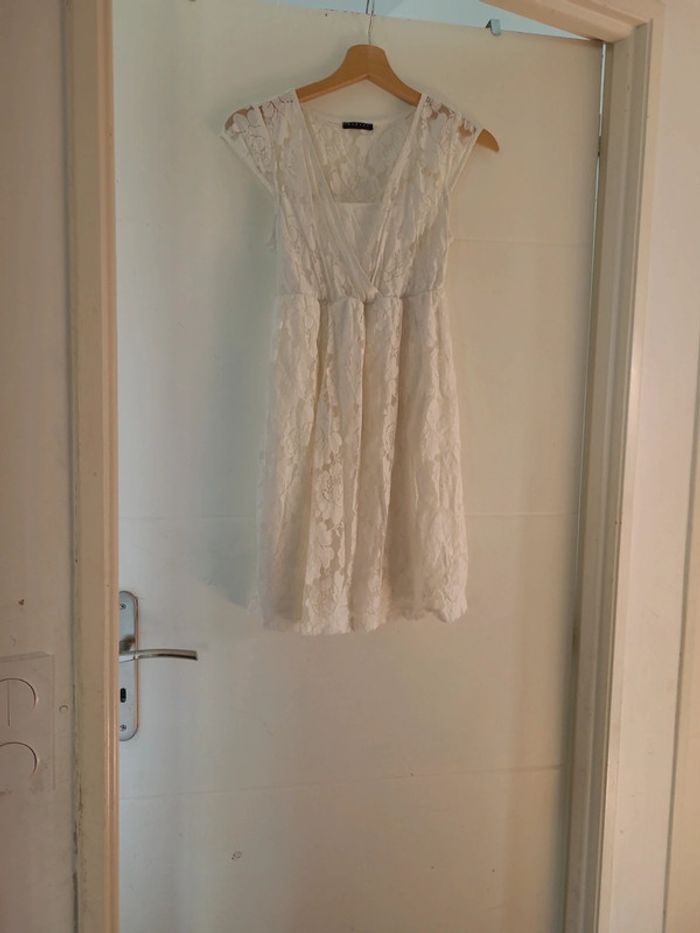 Jolie robe blanche brodée Sisley taille 11 ans excellent état