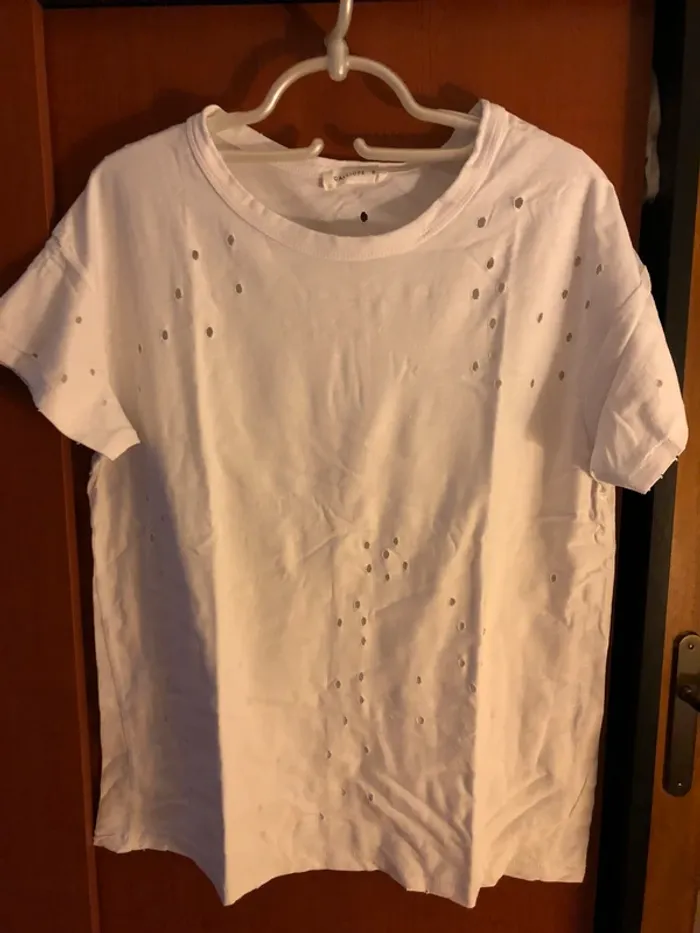 Tee shirt blanc à trous Calliope