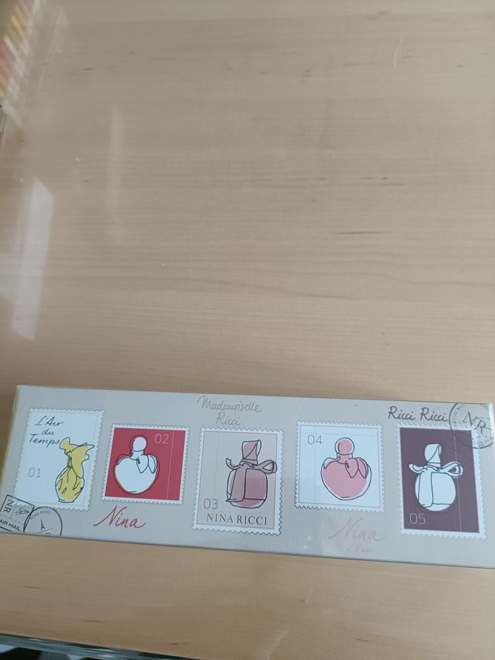 COFFRET NINA RICCI 5 MINIATURES DE 4ML - photo numéro 2