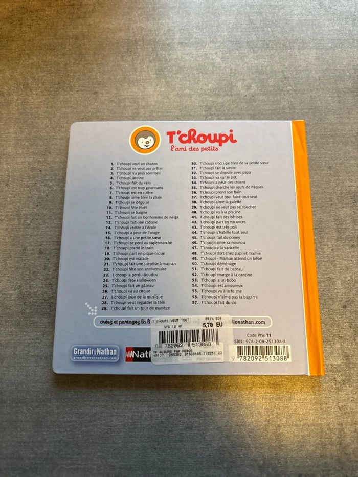 Livre Tchoupi, il veut tout faire tout seul - photo numéro 3