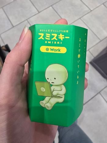 Figurine smiski at work