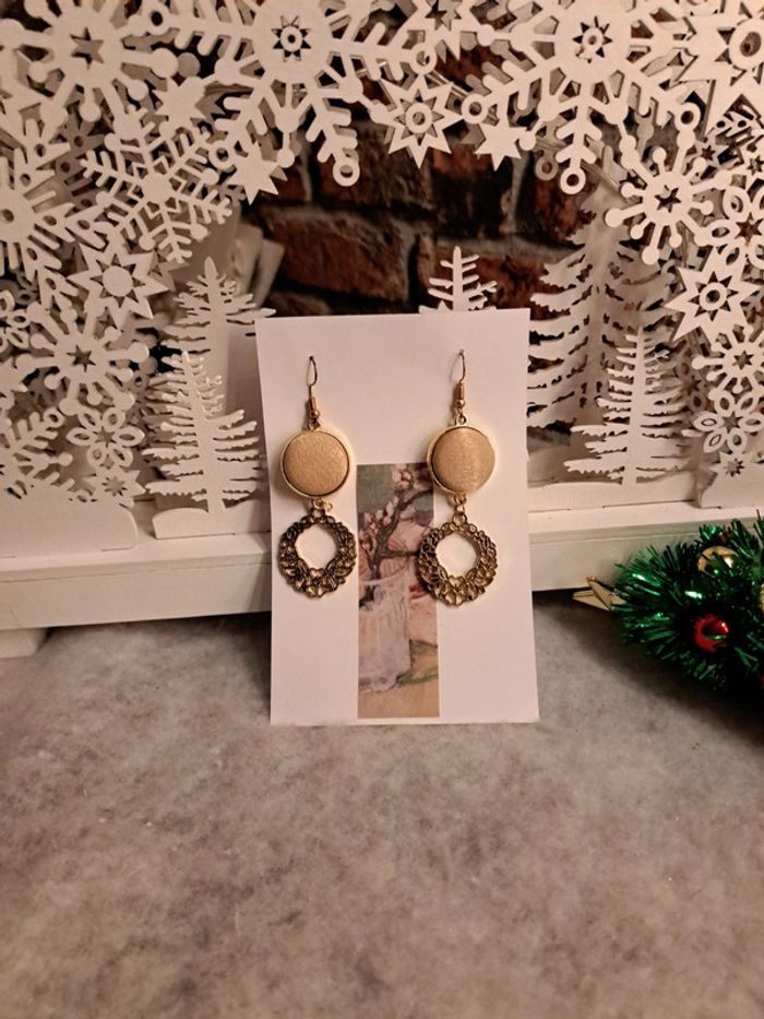 Boucles d'oreilles pendante beige doré - photo numéro 3