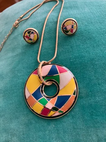Parure collier pendentif doré en émail colorée avec boucles d’oreilles assortie