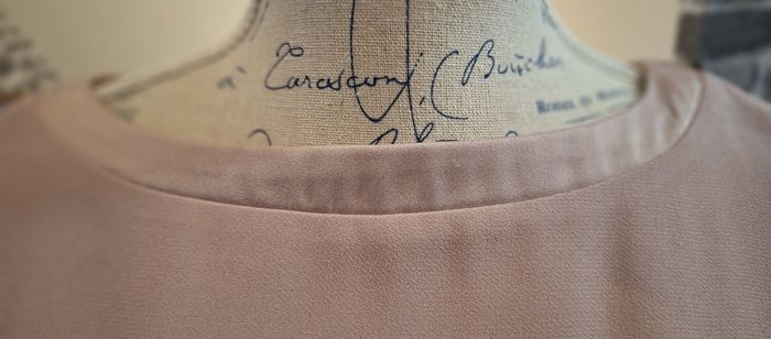 Blouse vieux rose avec le col et les poignets satinés - photo numéro 2