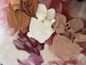 Lot 3 Bonnets avec Pompons – Très bon état