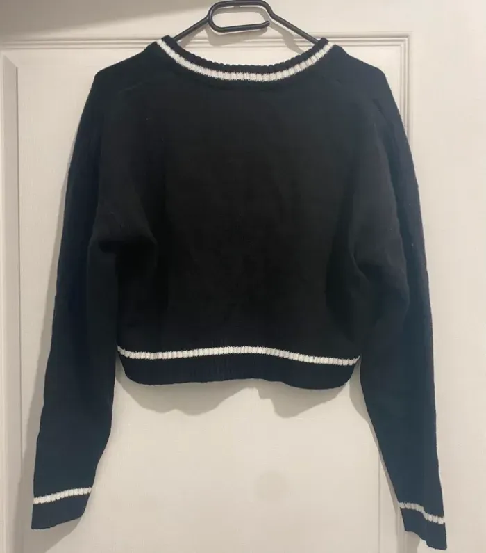 Pull Court Cropped Col V – Jennyfer – Noir – Taille S - Neuf avec étiquette - photo numéro 2