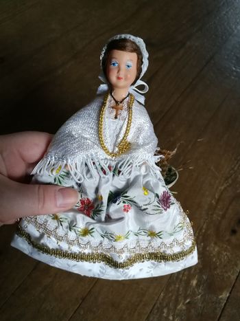 Bretonne poupée folklorique régionale en robe blanche avec panier