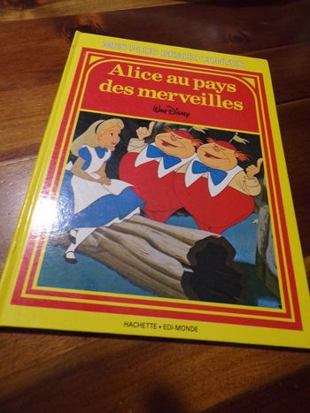 Livre Alice au pays des merveilles WaltDisney Hachette Edi-Monde