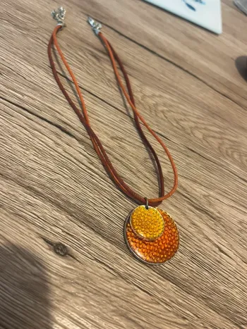 Collier avec pendentif rond orange