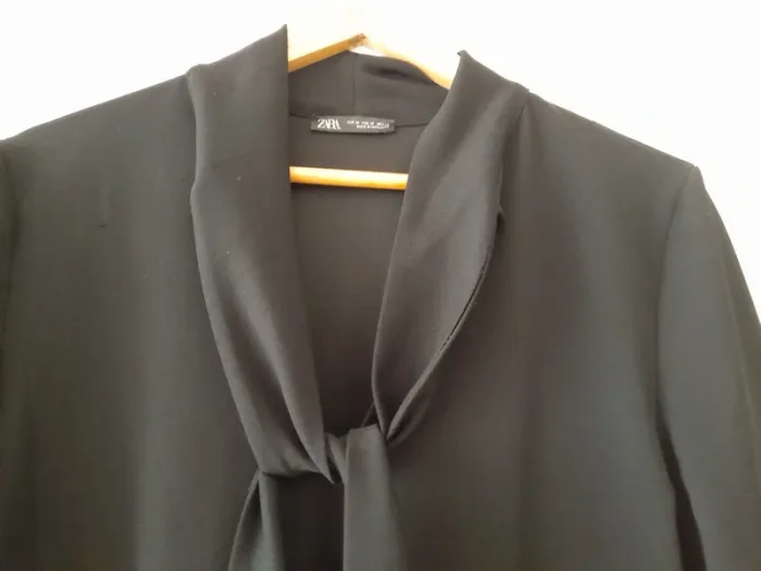 Robe noire forme évasée avec volants Zara - photo numéro 2