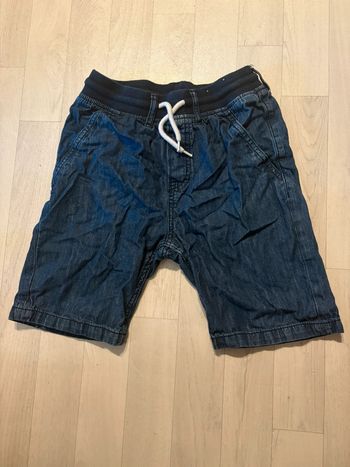 Short en jean 9/10 ans bleu foncé très bon etat  lien devant