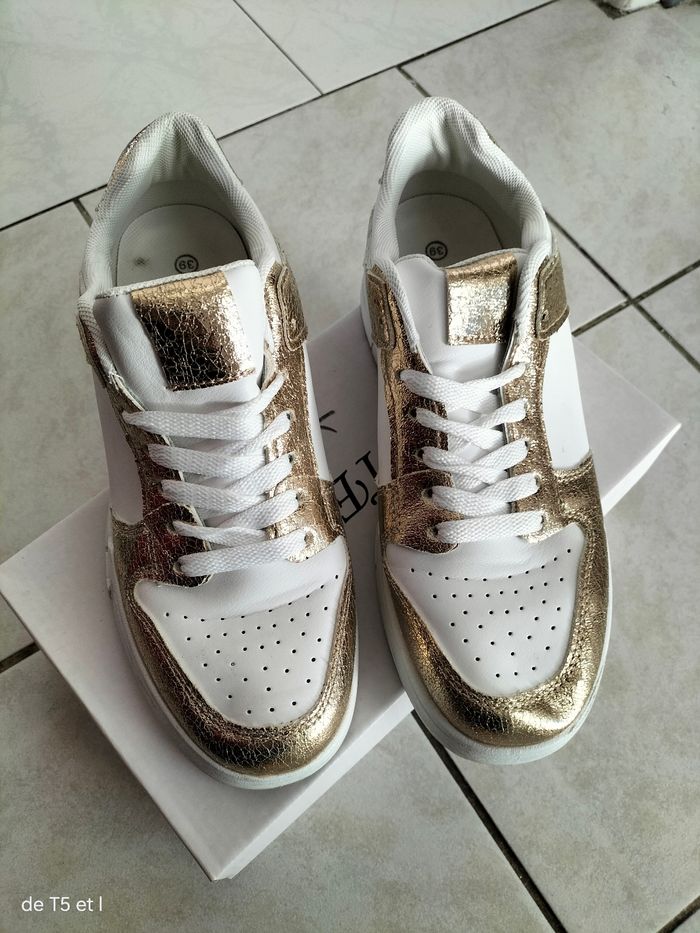 Baskets compensées or et blanche taille 39