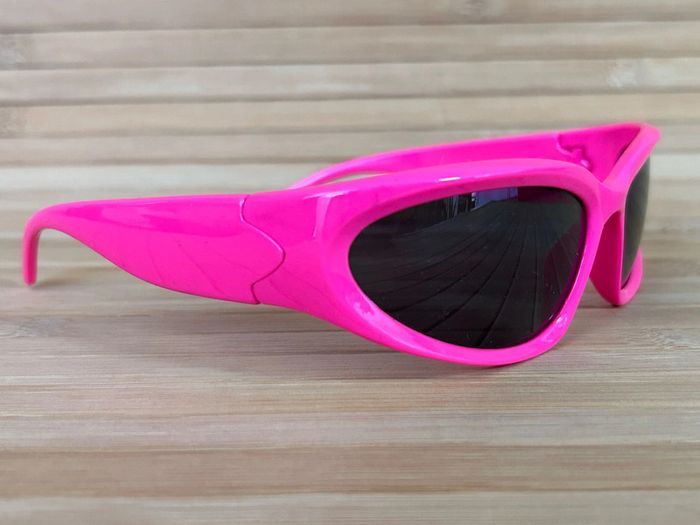 Paire de lunettes de soleil rose p 39 - photo numéro 2