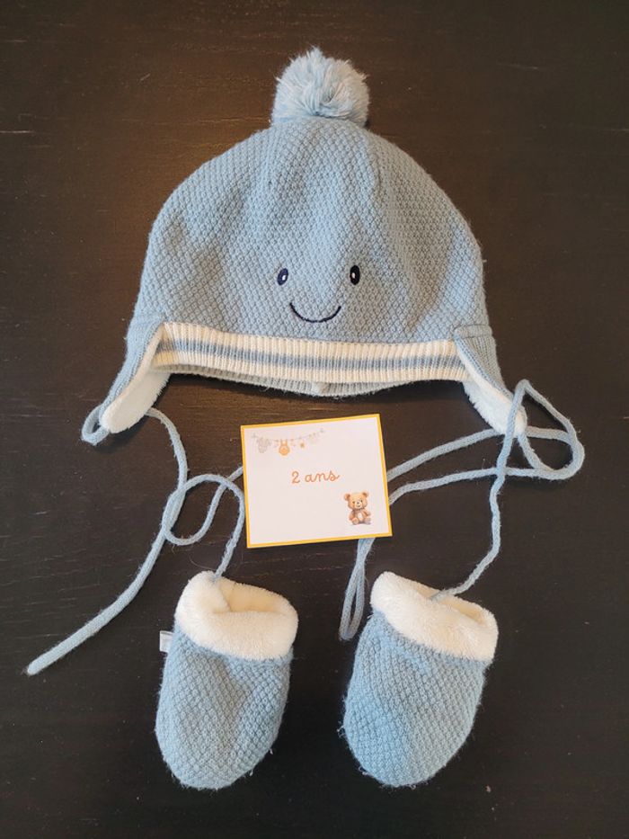 Bonnet chaud avec une paire de moufles