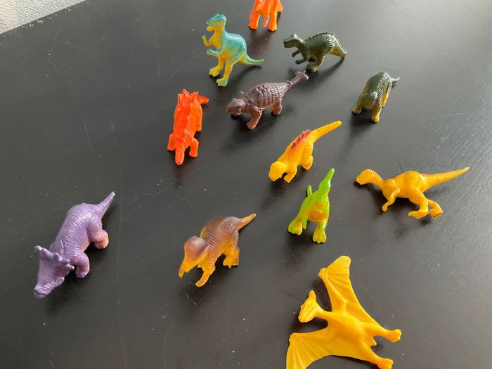 12 figurines dinosaures pour enfant en plastique