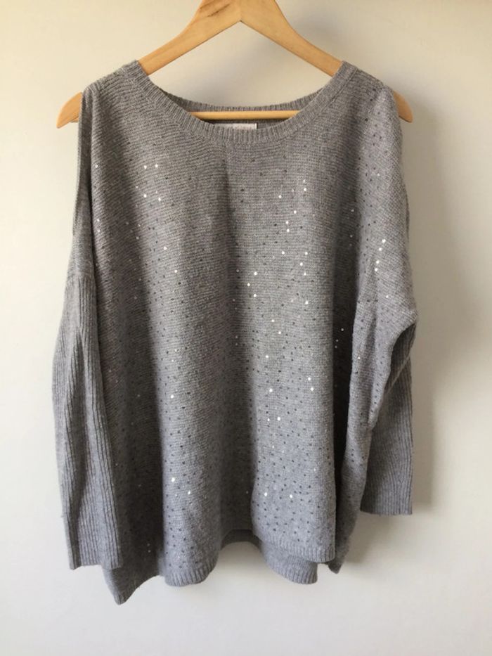 • Pull gris pailletté épaules dénudées • - photo numéro 6