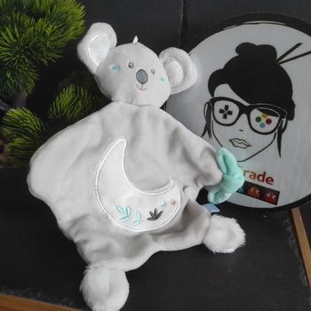 doudou sucre d'orge Koala Gris Blanc Vert Lune Feuilles Bleu #geektradedoudou