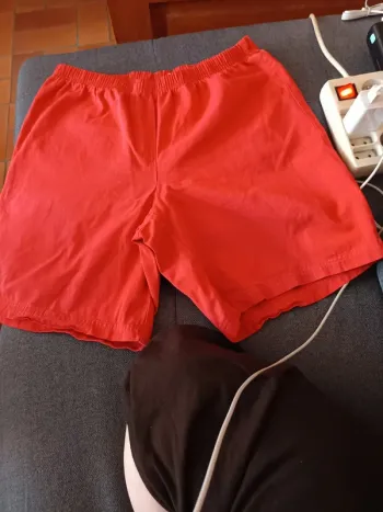 Short rouge taille 42