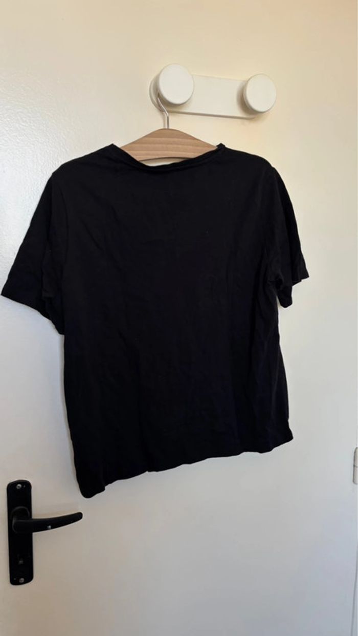 T shirt noir avec écriture et résilles en haut C&A taille L en très bon état - photo numéro 4