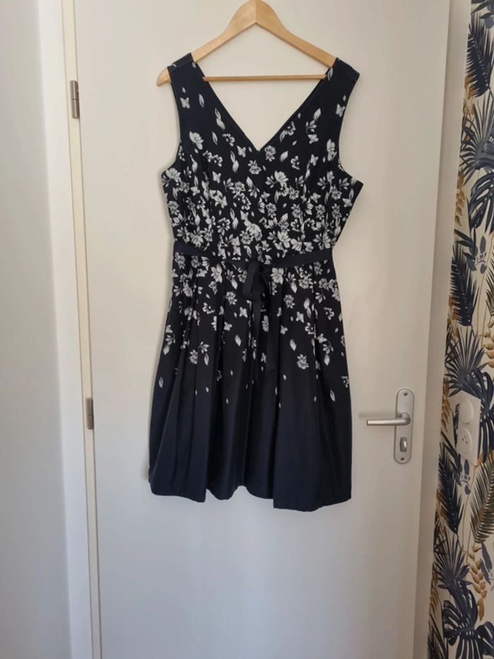 Robe bleu marine mi longue sans manches