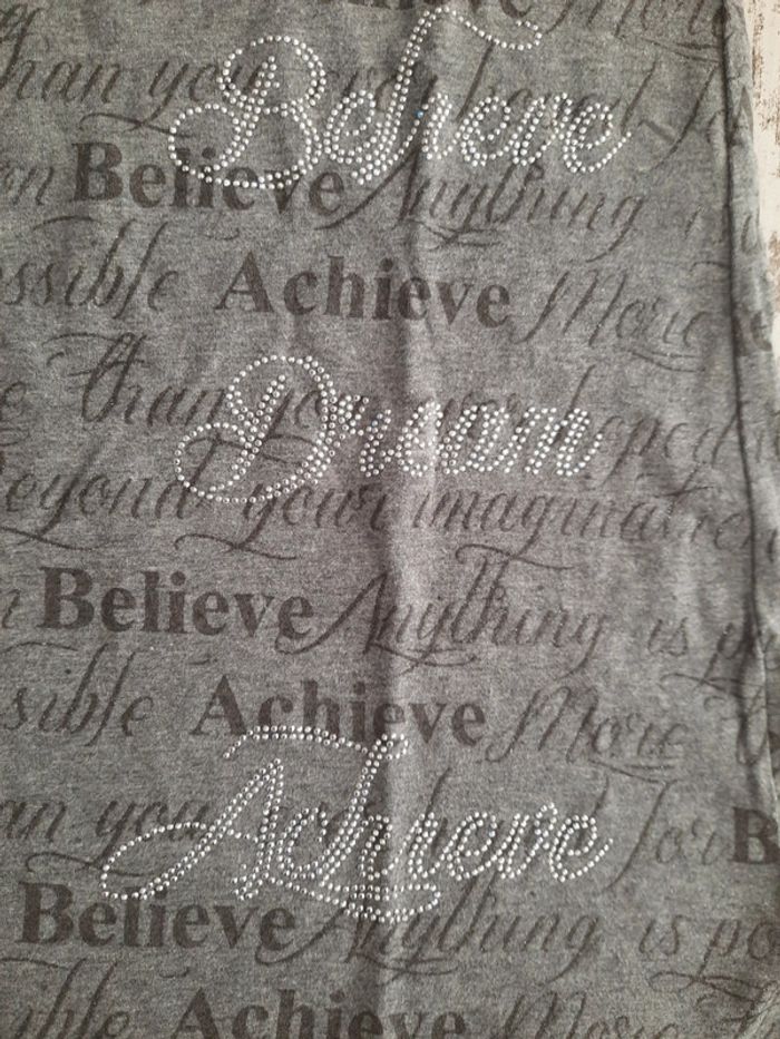 T-shirt gris et blanc avec des paillettes - photo numéro 3