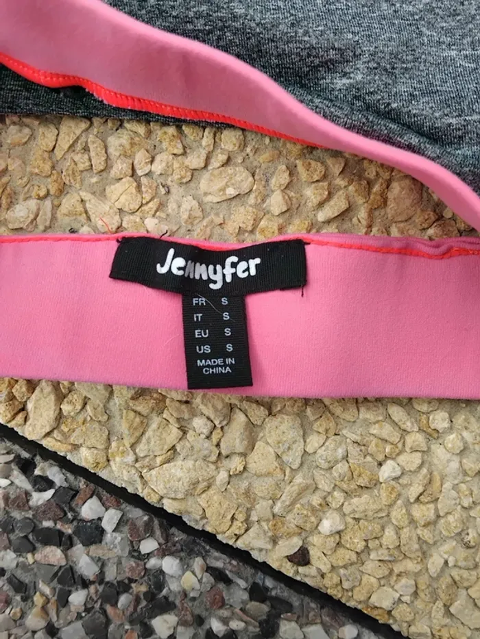 Lot de 2 brassières sport. Le gris est de la marque Jennifer et le rouge Athlitech. - photo numéro 4