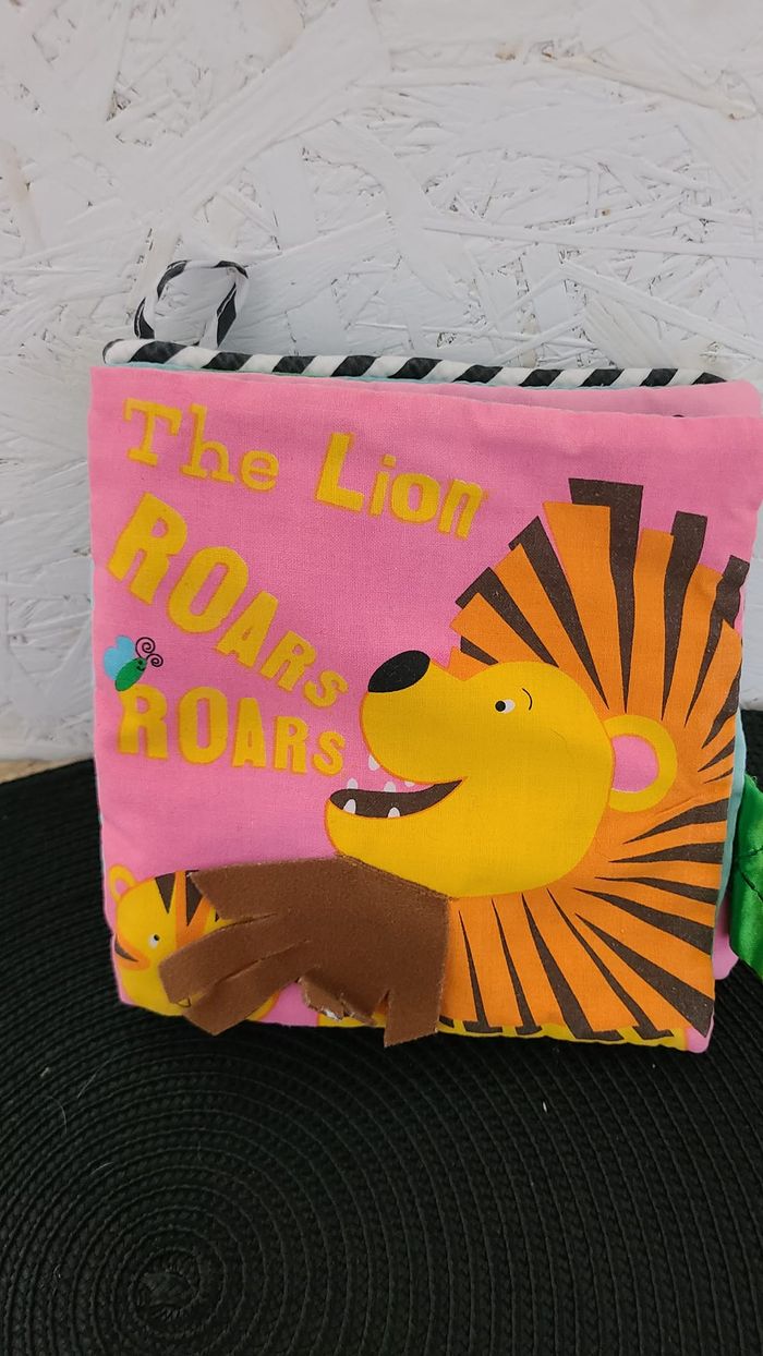 Livre d'activités pour bébé Baby Tiger's Jungle Adventure de Manhattan Toy - photo numéro 2