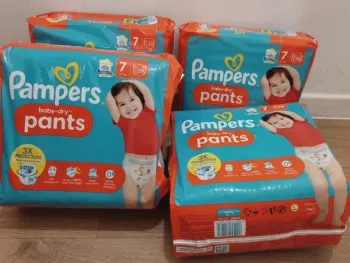 Lot de 4 paquets des couches Pampers taille 7
