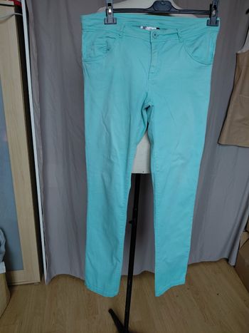 Très beau pantalon femme T 44 couleur vert d'eau 