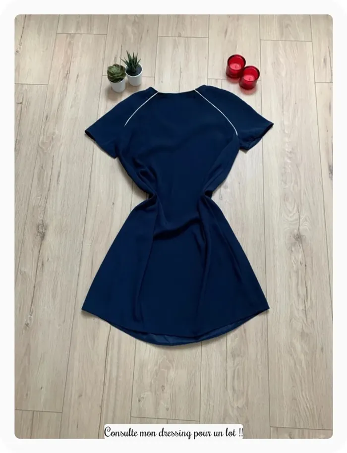 Robe bleu marine avec liseret doré - photo numéro 3