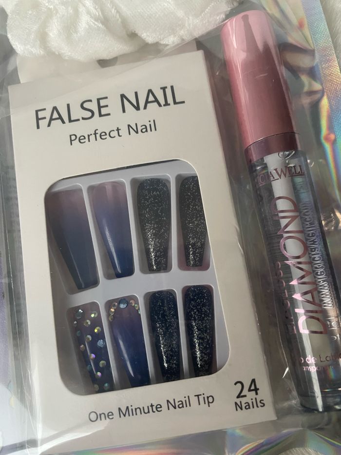 Gloss + faux ongles + lime à ongles + chouchou cheveux - photo numéro 3