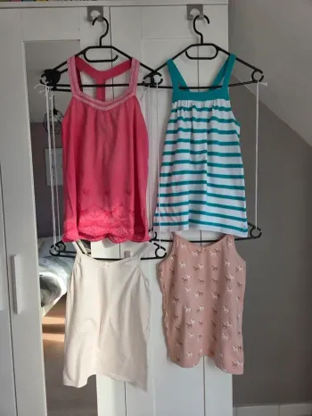 Lot 4 t-shirts débardeurs fille taille 12 ans Kiabi