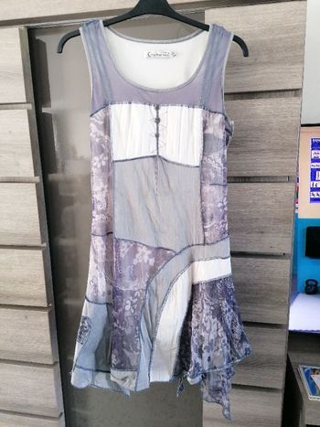 Robe légèrement asymétrique