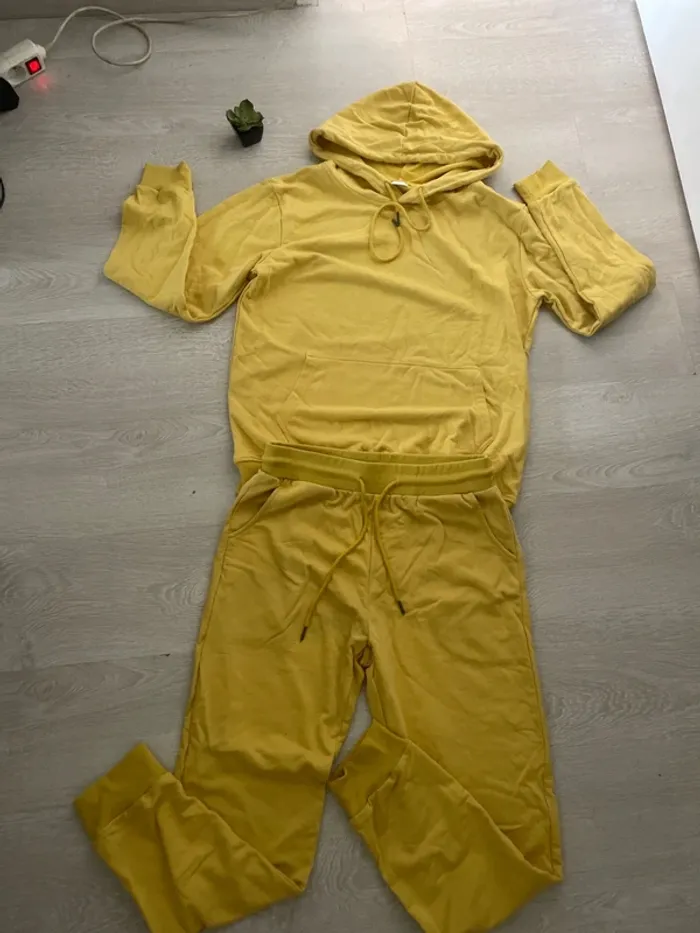 Ensemble de jogging jaune poussin