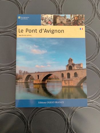 Livre Le Pont d'Avignon complètement neuf