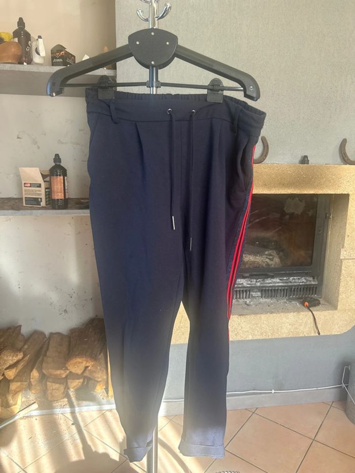 Pantalon chino marine bandes rouges