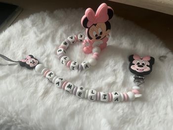 Attache tétine et anneaux de dentition