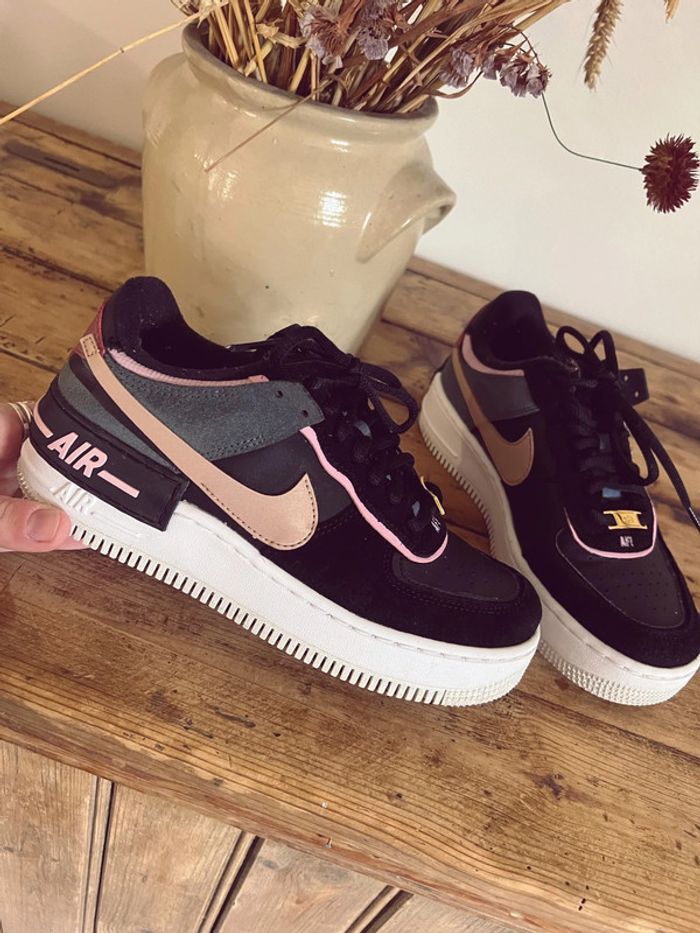 Baskets Nike air force 1 noires et multicolore 37,5