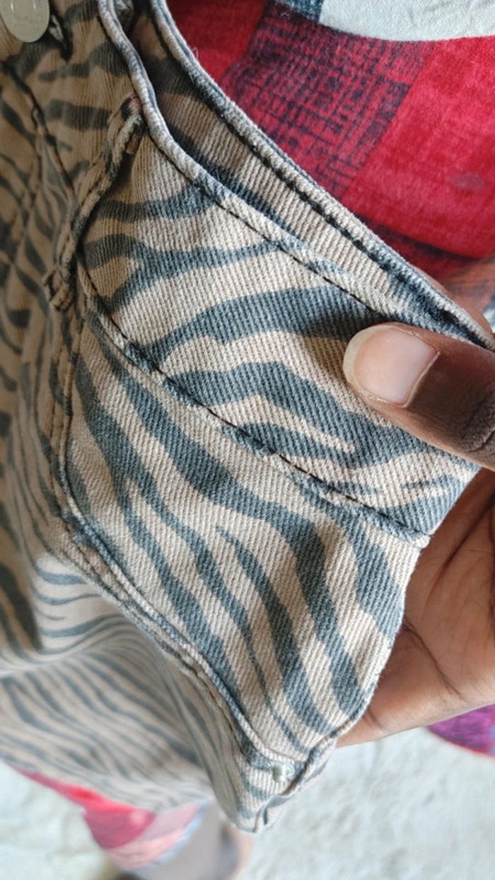 Mini jupe en jean motif zébré zèbre en très bon état - photo numéro 7