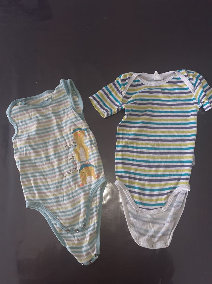 2 bodys été 12 mois