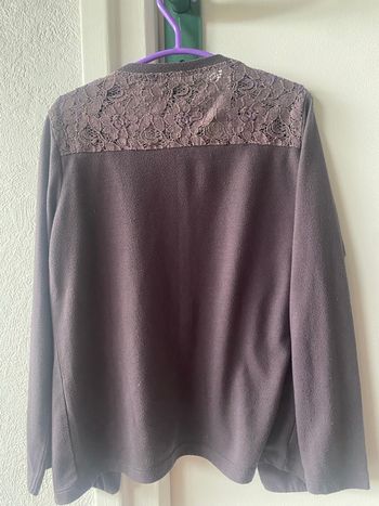 Gilet avec dentelle à l encolure 4/5 ans TBE