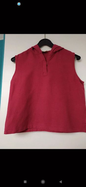 Petit haut sans manche avec capuche bordeaux