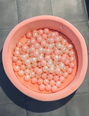 Piscine à balles rose en mousse douce avec 120 balles